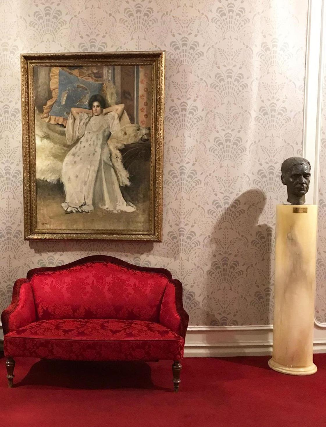 beate-ellingsen-nationaltheatret-sofa-hestesko (797x1044)