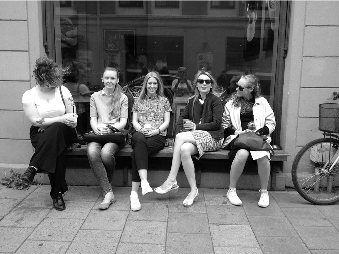 beate-ellingsen-sosialt-kontor-benk-sort-hvitt